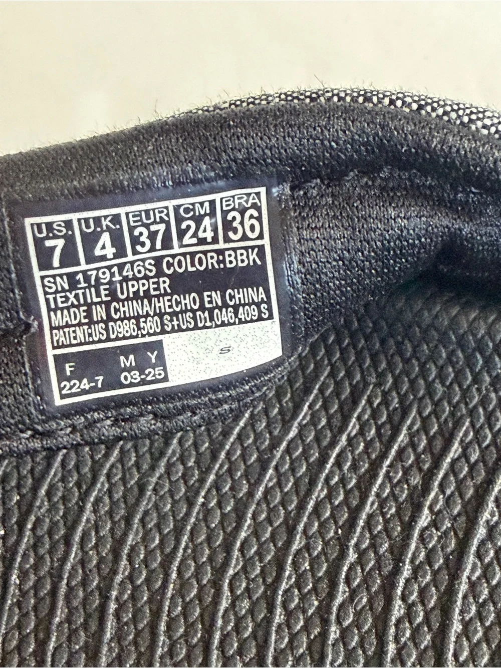 NWT Skechers women’s Black Flip Flop Sandals with Gray Straps Size 7.